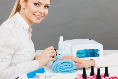 Çivi yapma kadın güzellik uzmanı.