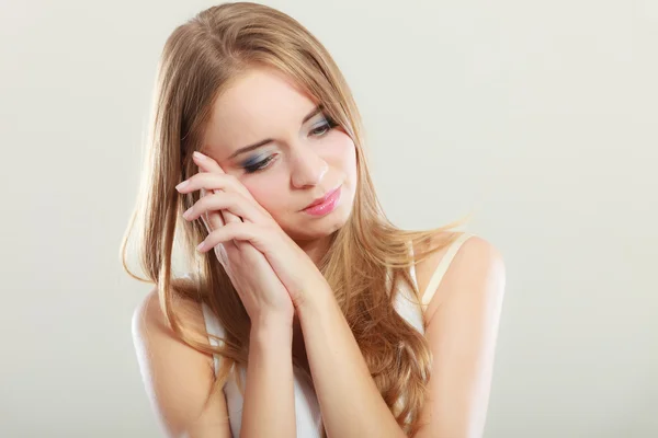 Jonge triest benadrukt vrouw close-up — Stockfoto