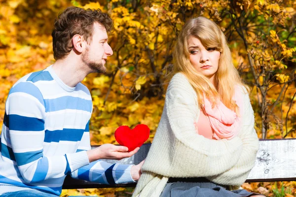 Man bekänner kärlek till flickan på bänken i parken. — Stockfoto