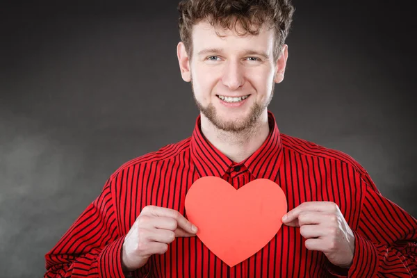 Kırmızı kalp aşık çocuk.