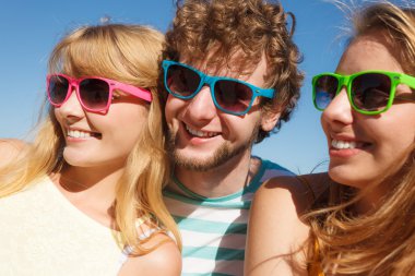 Grup arkadaşları erkek iki kız açık eğleniyor