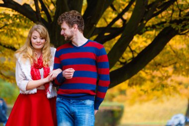 Aşık çift romantik Tarih içinde park zevk..