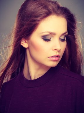 Saç sallayarak ile göz alıcı çarpıcı kadın.