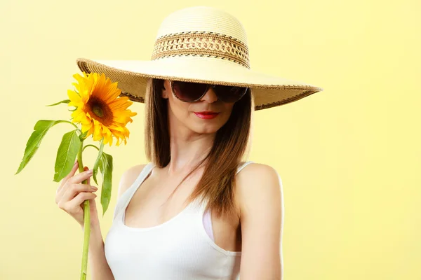 Stående attraktiv kvinna med solros — Stockfoto