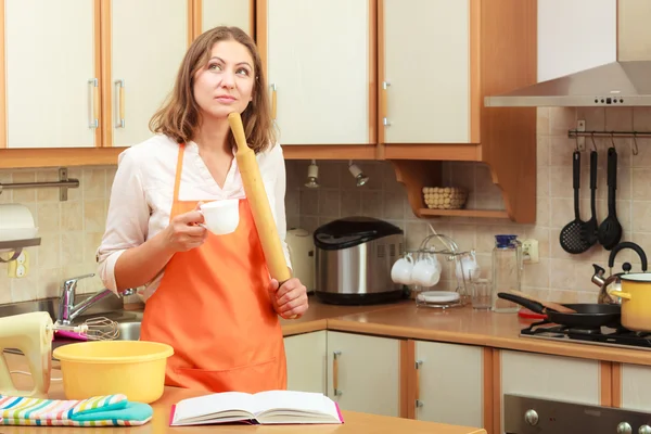 Housewife planning and preparing meal — Stock Photo, Image