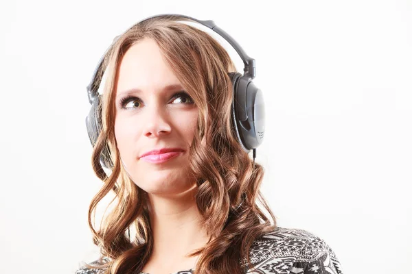 Mujer en auriculares escuchando música mp3 relajante —  Fotos de Stock
