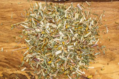 Ahşap yüzey yapraklarda kuru ot yığını