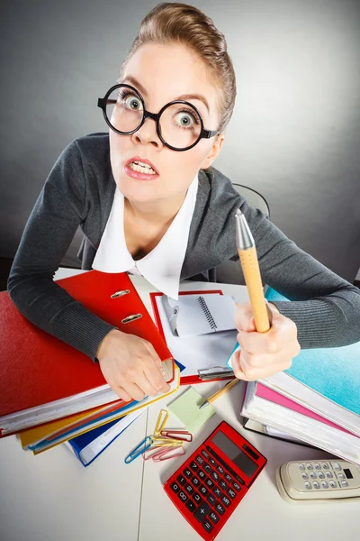 Junge Frau erledigt Papierkram. — Stockfoto