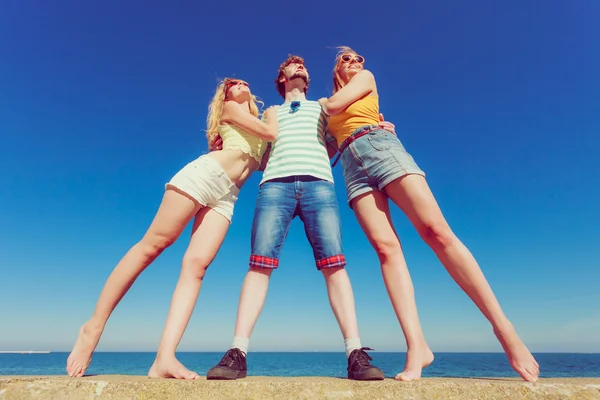 Grup arkadaşları erkek iki kız açık eğleniyor