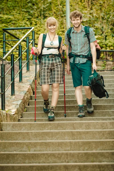 Dos personas turistas caminando por las escaleras . — Foto de Stock
