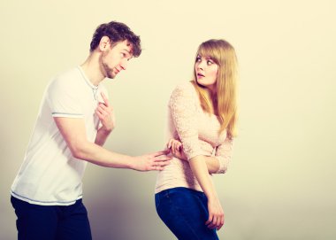 Kadın ona özür dilemeyi adama kızgın.