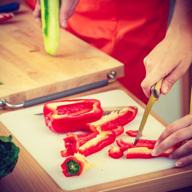 Bir kaç taze sebze salatası hazırlama. Diyet