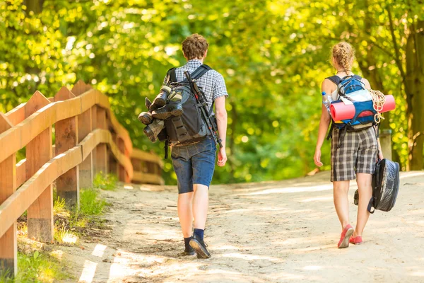 Genç çift gitar sırt çantası açık ile hiking — Stok fotoğraf