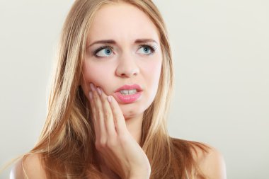 Diş ağrısı. Diş ağrısı acı kadın