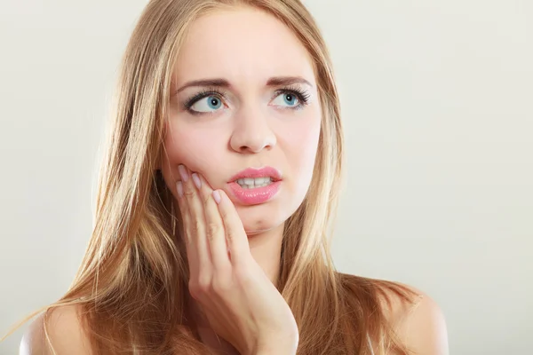 Dolor de muelas. Mujer que sufre de dolor dental — Foto de Stock