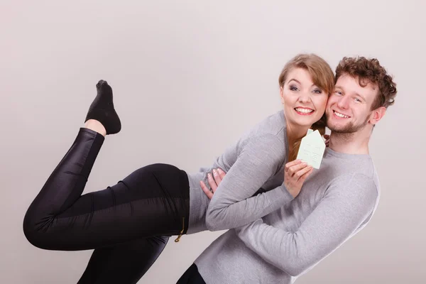 Glada par tillsammans med bygga modell — Stockfoto