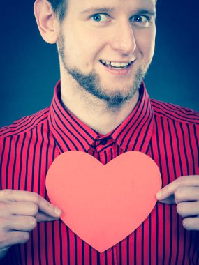 Neşeli adam holding kalp.