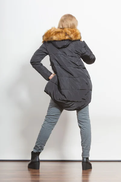Mode meisje in jas. — Stockfoto