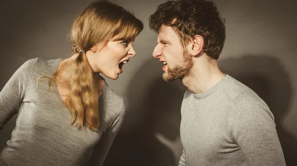 Mann und Frau schreien und streiten. — Stockfoto