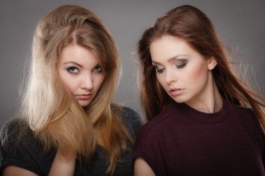 İki güzel photomodels portre.