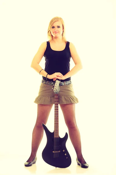 Blond meisje met elektrische gitaar. — Stockfoto