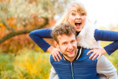 kadın parkta atçılık veren adam