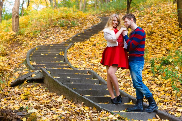 Par romântico se encontram no parque em pé nas escadas . — Fotografia de Stock