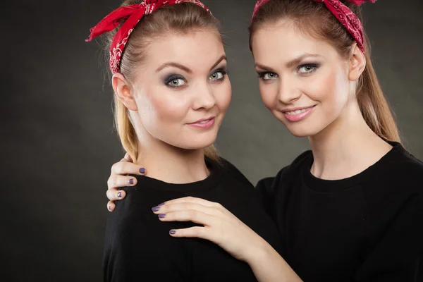 Amantes hermanas en retro pin hasta la estilización . —  Fotos de Stock