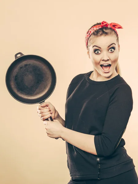 Mujer de estilo retro divirtiéndose con accesorios de cocina . — Foto de Stock