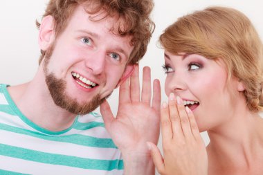 Kadın şaşkın bir adam bazı sırları söylüyorum