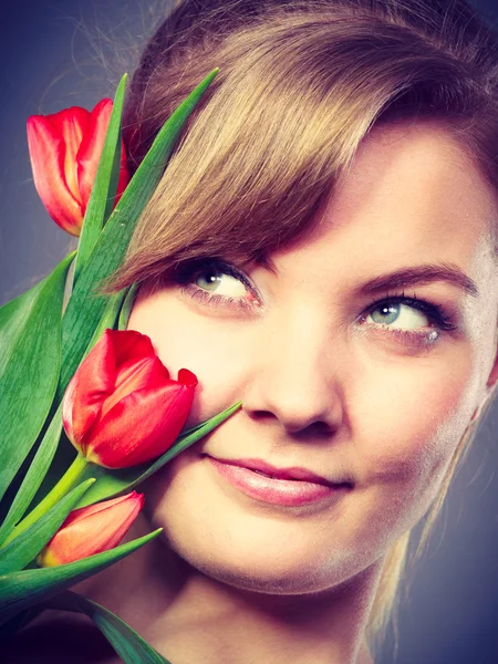 Девушка с тюльпаном чувствует связь с природой . — стоковое фото