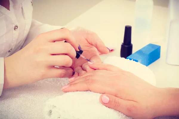 Primo piano delle mani del cliente e della manicure . — Foto Stock