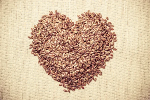 Surowe nasiona lnu len kształcie serca — Zdjęcie stockowe
