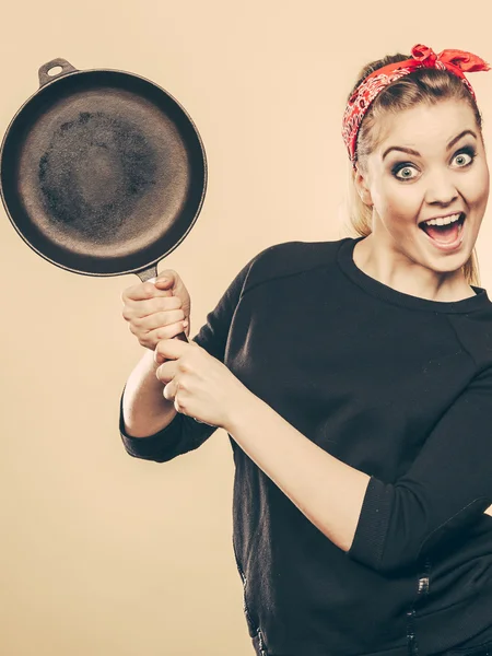 Mujer de estilo retro divirtiéndose con accesorios de cocina . — Foto de Stock