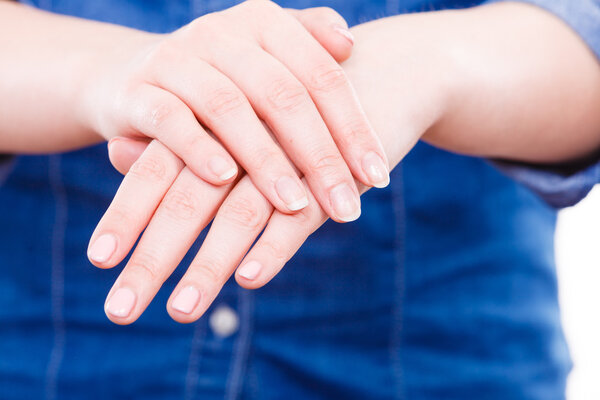 Женщина представляет руки ногти
.