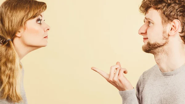 Pasangan muda emosional berdebat . — Stok Foto