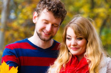 Çift yaprak sonbahar Park ile oynarken