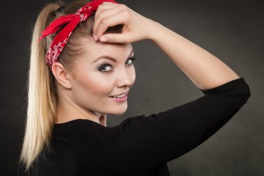 Retro PIN kırmızı mendil kız portresi.