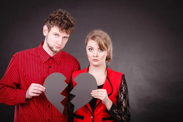 Triste pareja sostiene corazón roto . — Foto de Stock