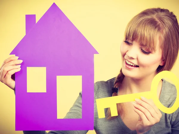 Mulher loira com casa e chave . — Fotografia de Stock