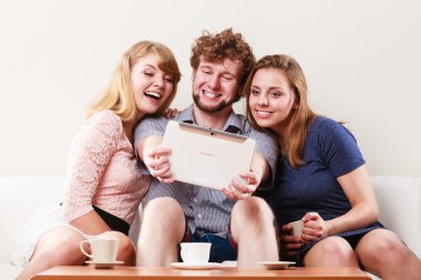 Arkadaşlar internet tablet üzerinde tarama rahatlatıcı.