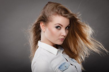 Açık sallayarak saçlı güzel sarışın kadın.