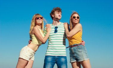 Grup arkadaşları erkek iki kız açık eğleniyor