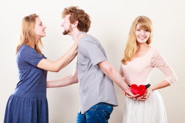 Yakışıklı adam ihanet kadınlar