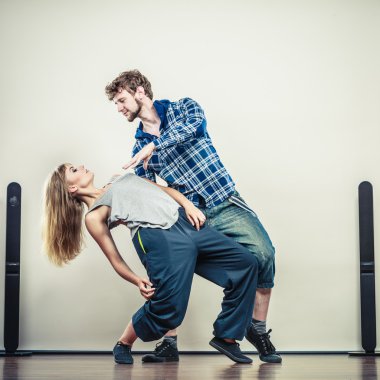 birkaç genç adam ve hip-hop dans kadın