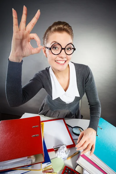 Cheerful office lady at desk. — Stock Photo, Image