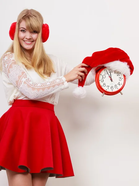 Çalar saat ile mutlu bir kadın. Noel zamanı. — Stok fotoğraf