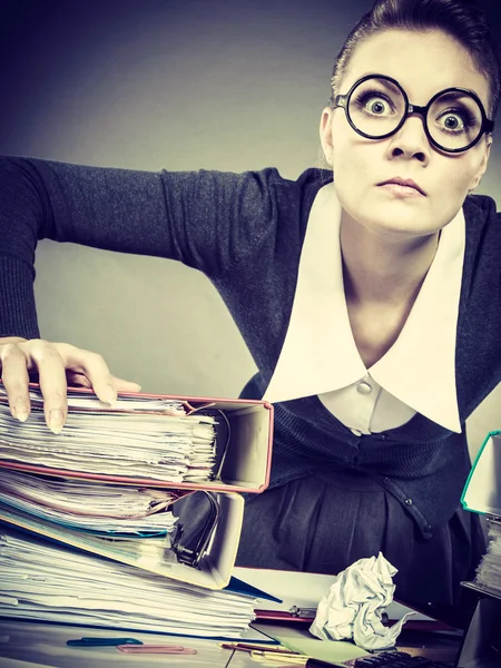 Angry furious young blonde businesswoman. — Stock Photo, Image