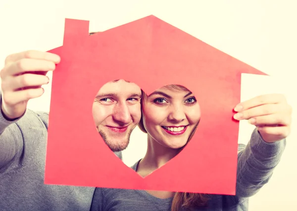 Joven alegre pareja holding casa . — Foto de Stock