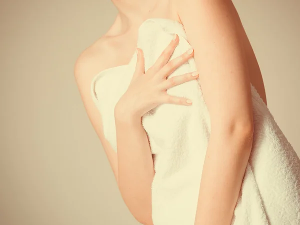 Vrouw bedekking borst onder handdoek. — Stockfoto